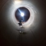 Trabajador en altura realizando trabajos en un espacio confinado, un silo.