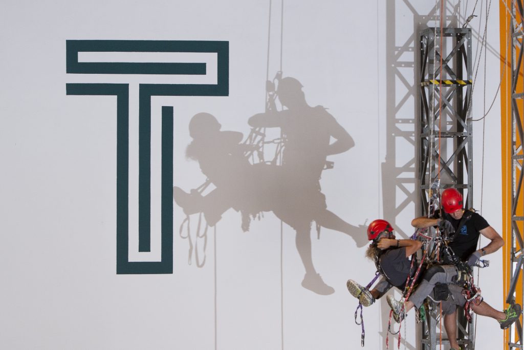 Trabajadores en altura realizando un rescate industrial en el curso de seguridad en altura de Taludia.