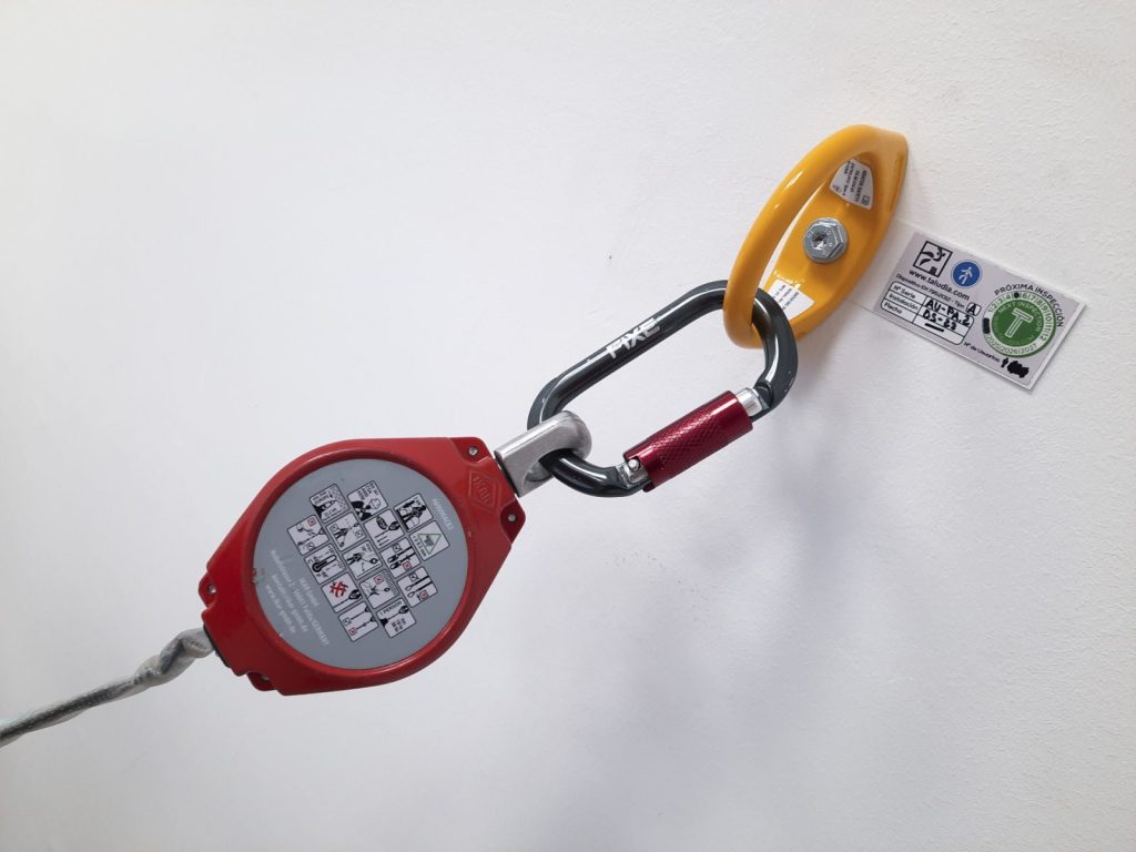 Punto de anclaje fijo con retráctil anticaídas.