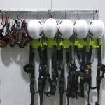 Gafas, cascos y arneses para protección individual de seguridad en altura.