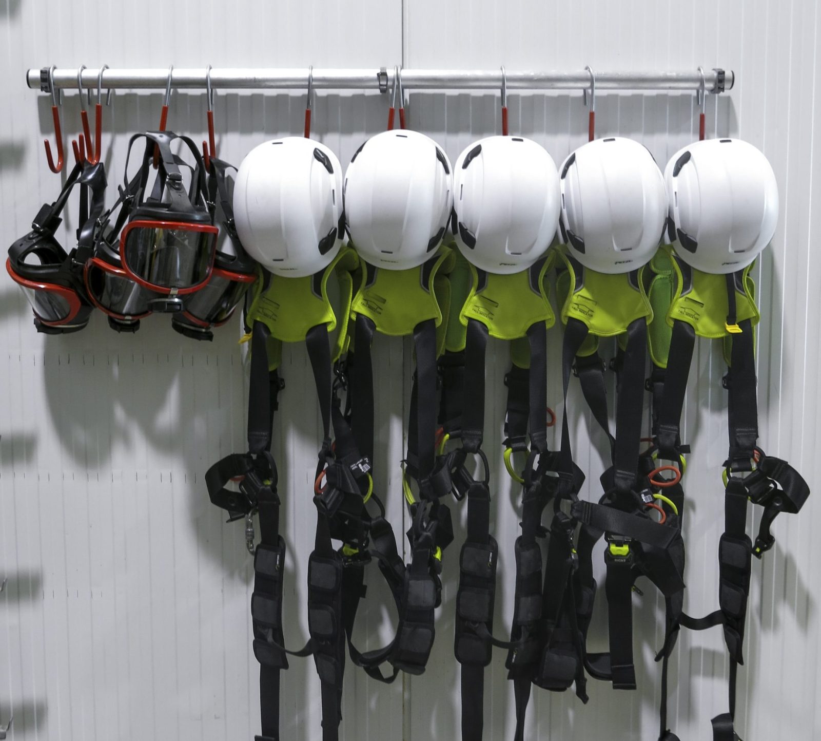 Gafas, cascos y arneses para protección individual de seguridad en altura.