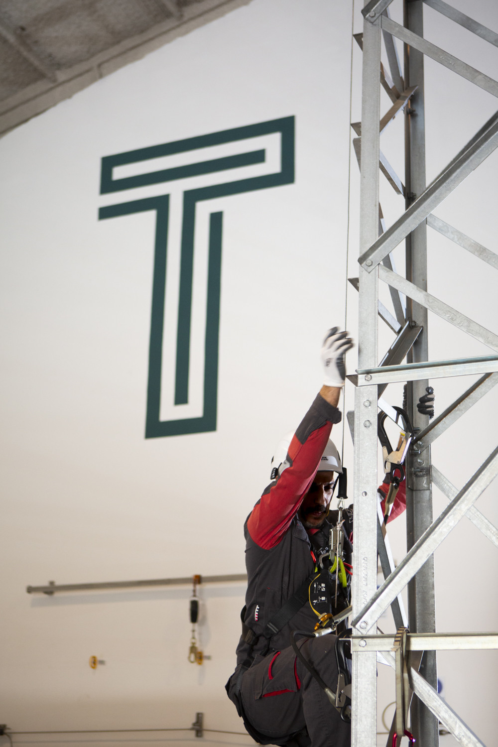 Alumno subiendo en torre para formación en alturas.