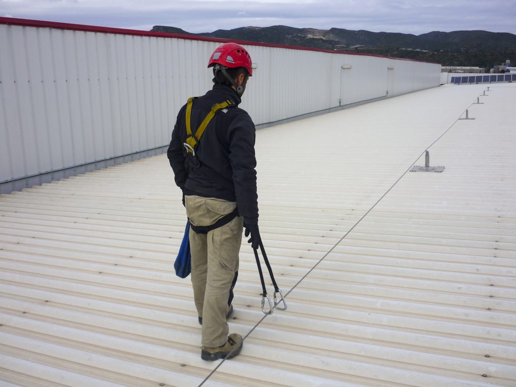 Instalación de línea de vida horizontal en cubierta industrial de Valencia
