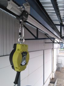 Raíl para retráctil Kratos en instalación de seguridad industrial
