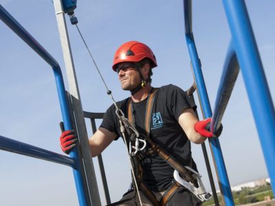 Trabajador de Taludia utilizando escaleras de seguridad y retráctil en cubiertas.